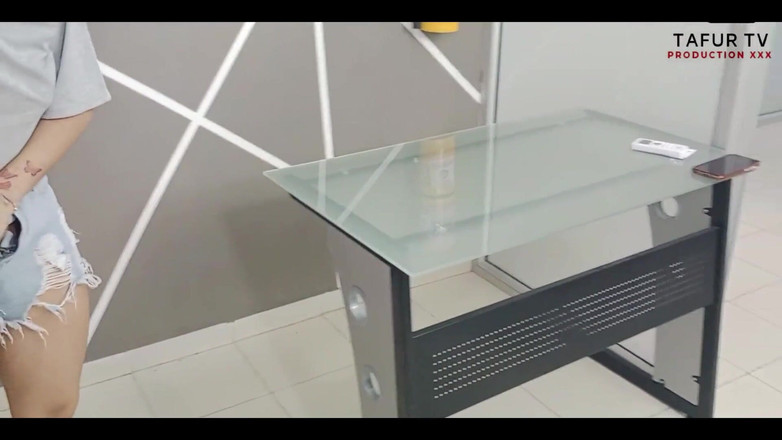 Franck: 欲火中烧的继母勒索我操她的阴户。他告诉我，他想要吞下我嘴里的奶油派 完整故事