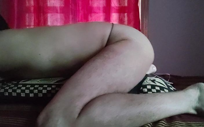 Slimmy_Sree: 年轻可爱的同性恋骑乘假阳具和快速