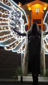 Angel Monika Fox Berjalan Berbogel Di Tepi Air Di Sochi