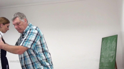 Spanking Server: Luca Bella este biciuită în curul rotund în clasă