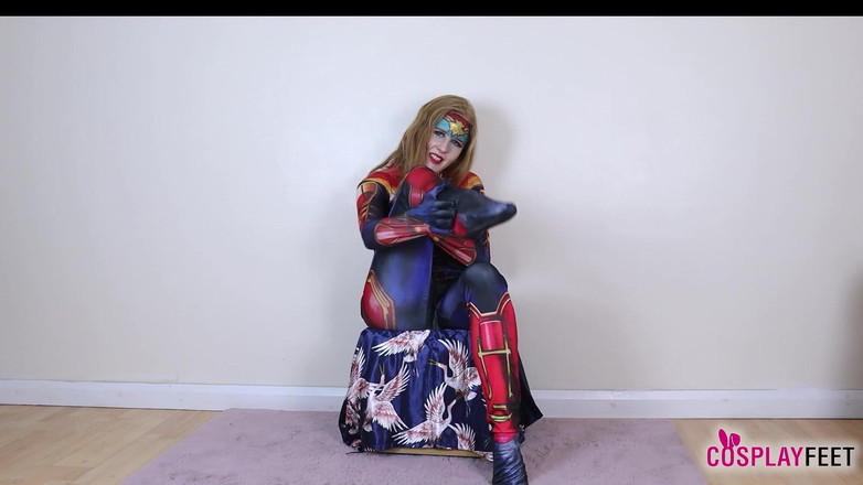 Feet & Cosplay: Deslumbrante Aurora Phoenix stuns em uma fantasia sexy de Capitã...