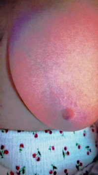 Klik voor Gif Kat-licious sexy dans in denim tank top & witte korte rok- strippend naar beneden