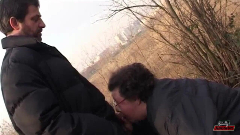 Vere Casalinghe Italia.: Old BBW chick sucks his cock outdoor in close up