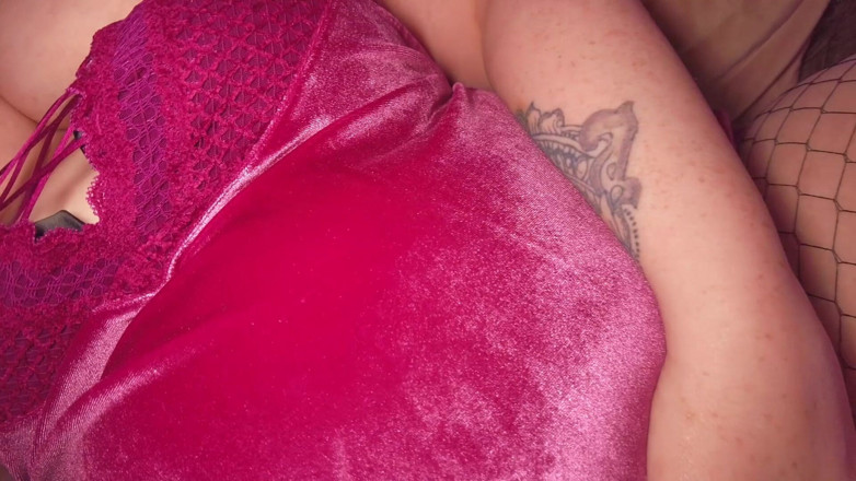 Mia MILF: Puta de terciopelo con guantes - ¡Mia usa sus guantes de terciopelo...