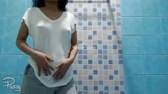 Une adorable adolescente philippine prend une douche