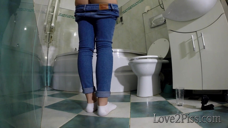 Love 2 Piss: 화장실에서의 Pipi 사고