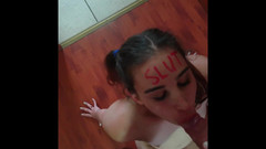 domslutfucker: 在荡妇吮吸我的鸡巴、吐痰和拍打她的脸时操她的嘴巴