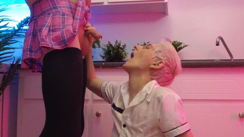 KinkyHome: Čůrání na roztomilou dívku, část 4