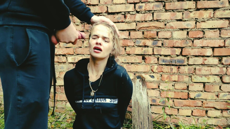 S-Wife Katy: Ea este singura fată în viitorul post-apocaliptic, toată lumea este de...