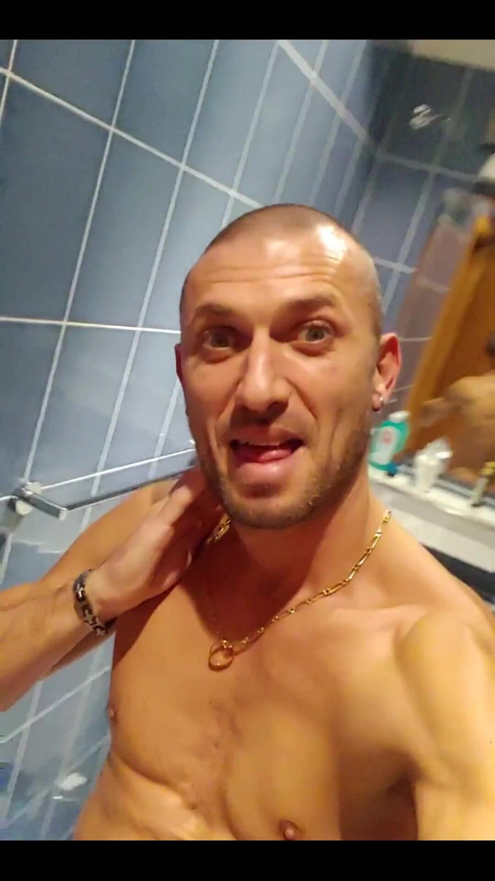 Boy jerking off: Relaxujte doma