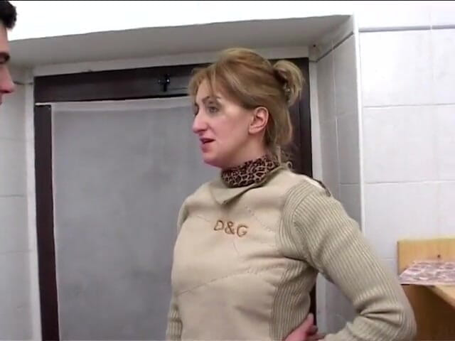 Real Home Made: Pino's stepmom in action with her son's friend in Rome
