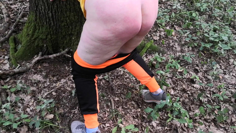 Bouncy Tits Action: Sculacciato culo appoggiato su un albero