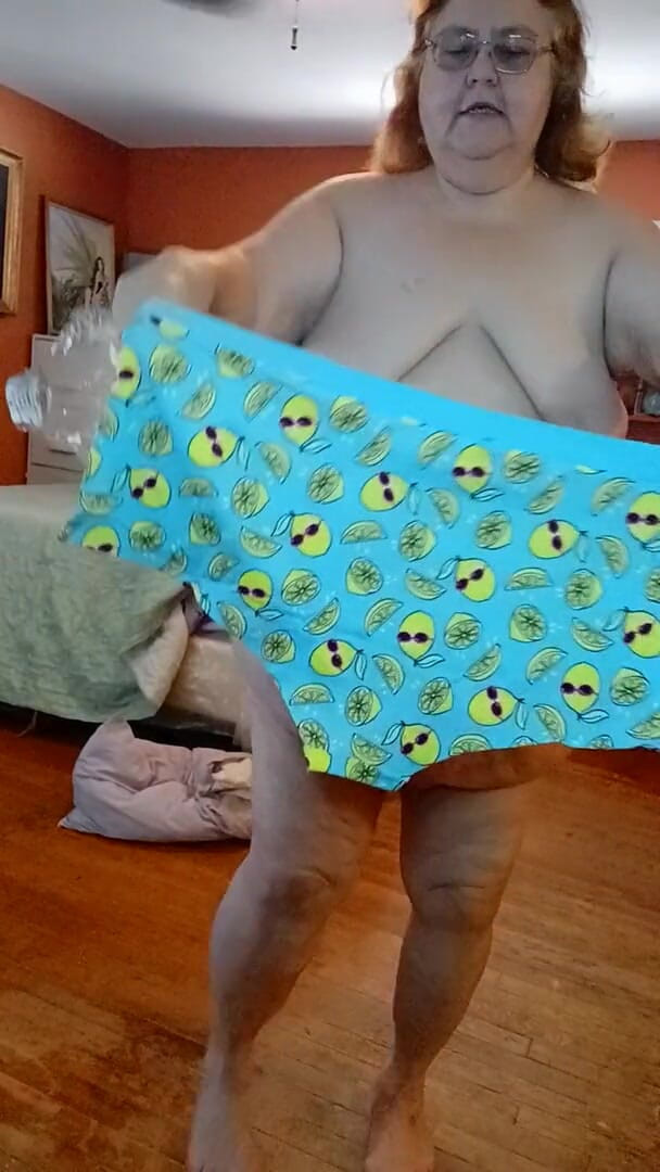 BBW nurse Vicki adventures with friends: 오늘 내 블루 레몬 소년 반바지와 내 옷의 나머지를 입고!