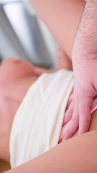 Seksi sarışın orta yaşlı seksi kadın adamla mutfakta sikişiyor