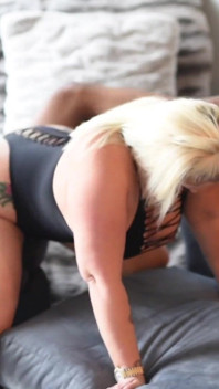Mz Dani, gros cul de blonde, prolongé