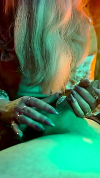 Si Dia Memberikan Handjob Rahsia Semasa Pertunjukan Dan Beritahu
