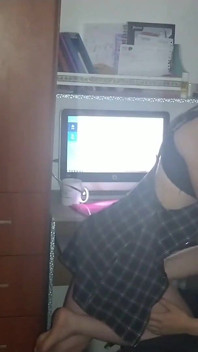 Laura šuká spolužáka . když jde provést, dokončí šukání! sexy Laura se opře o zeď, aby ji ošukal
