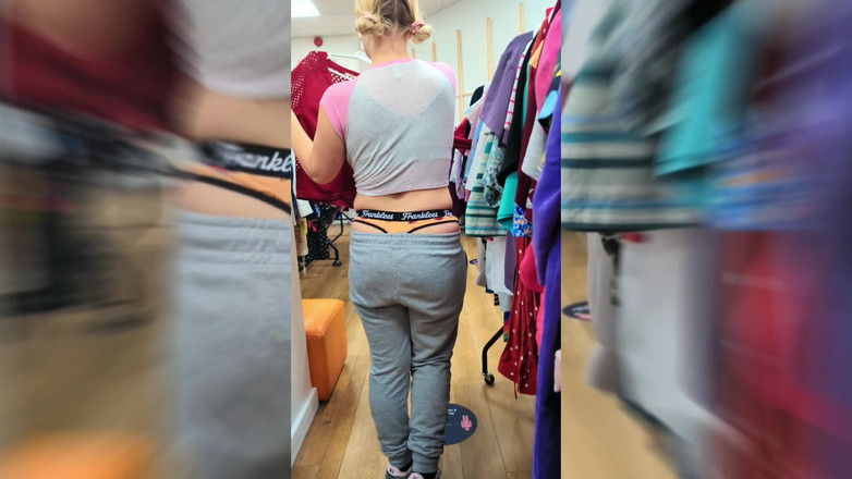 JessieHH: Betrapte hem kruipend en gluurde naar me tijdens het winkelen