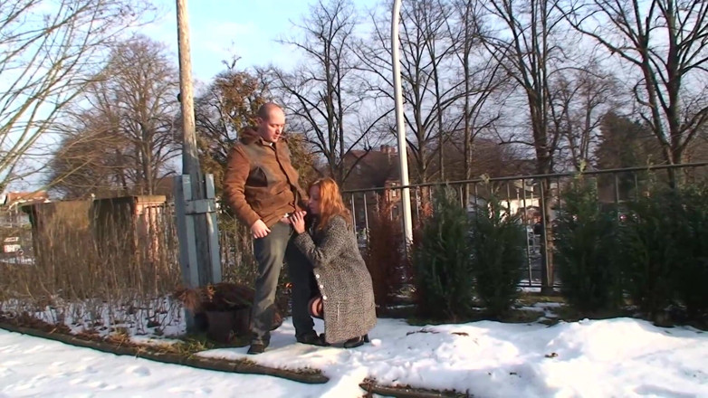 German amateur - 100% German hardcore videos: Une salope brune vêtue de bas se fait éjaculer dans la...