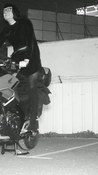 Een prachtige vrouw presenteerde de motor