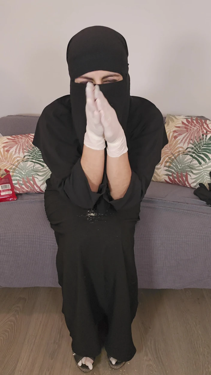 MiaNIqab: Smelling Cheesy Latex Glove of Mommy Mia Niqab