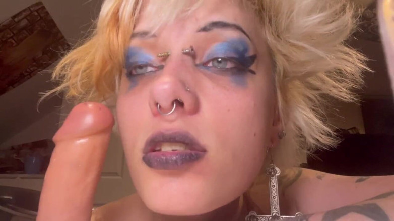Glitterqueen1999: お前はチンコについて嘘をついた!ゴス系のTinderデートが小さな道具であなたのペニスを切り落とす