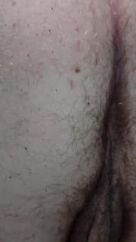 Nua e saltando