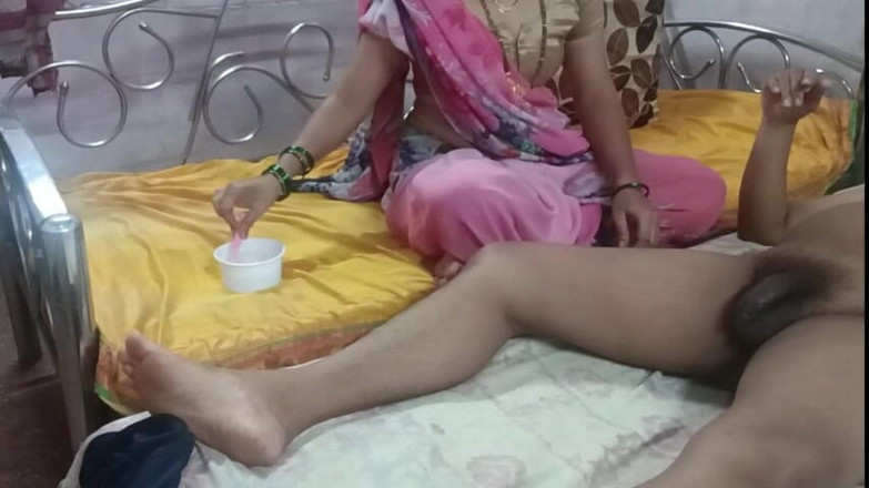 Rangeeli_Mangala: 马拉地女仆清洁主人的阴茎