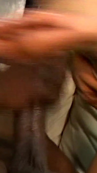 흑인 대물 자지에게 달콤한 아시아 엉덩이를 뚫는 것은 갈색 머리의 신음을 흥분하게 만듭니다.