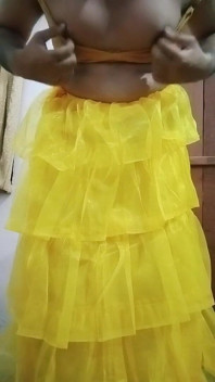 Crossdresser gay India menekan dan bermain dengan buah dada besarnya dalam seks buatan sendiri sebenar gay kuning