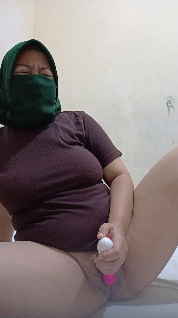 Vaginabig88: Молода жінка з цицькастою пиздою