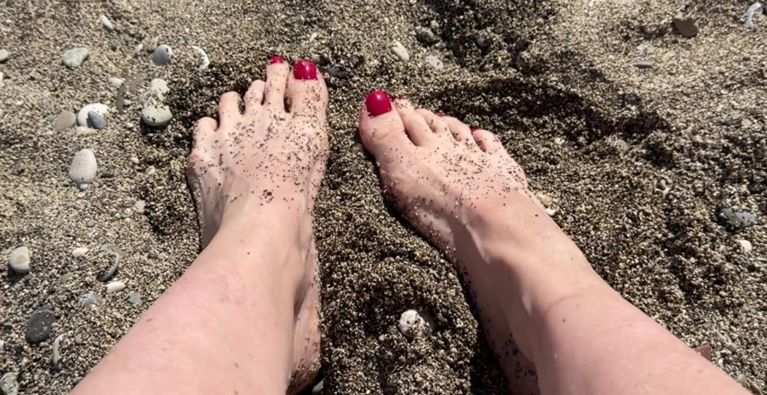 LizaVirgin: Per gli amanti delle gambe, gioco sulla sabbia