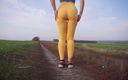 Teasecombo 4K: Мілфа аматорка в вузьких штанях дражнить легінси дупою на природі