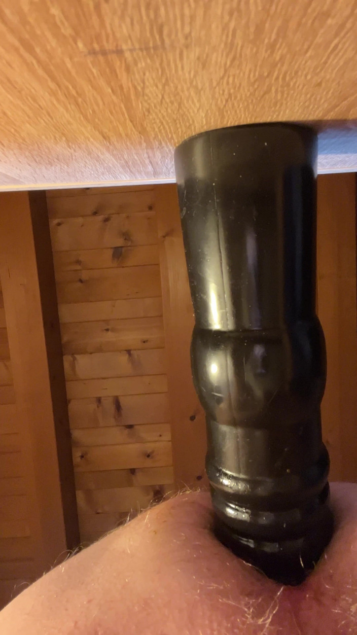 Almaviva: Atuk mengongkek dirinya dengan dildo BDSM hitamnya