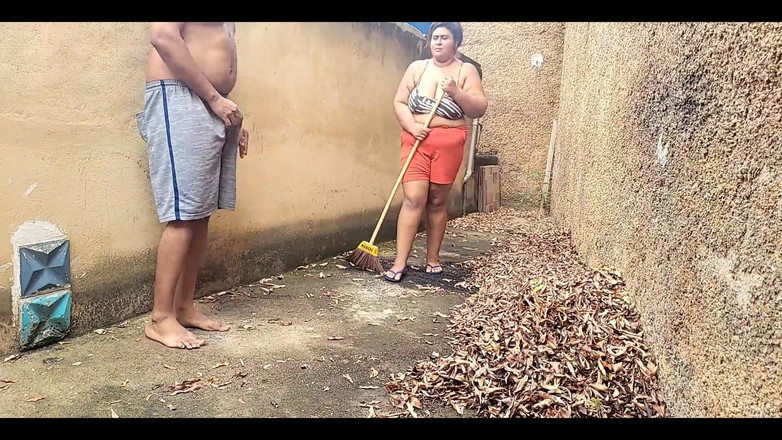 Jeanne Welsh: Nevlastní matka je ošukaná na dvorku, zatímco všichni sousedé sledují.