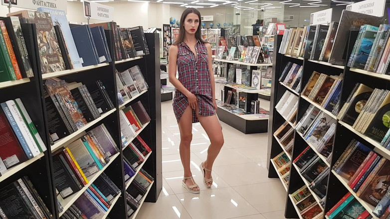 Sweet Buttocks: 서점에서 보지와 후장을 보여주는 여자