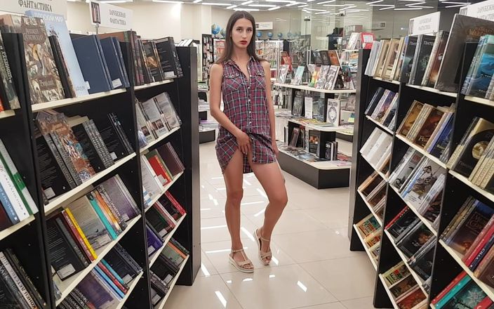 Sweet Buttocks: Kobieta w księgarni pokazuje swoją cipkę i tyłek