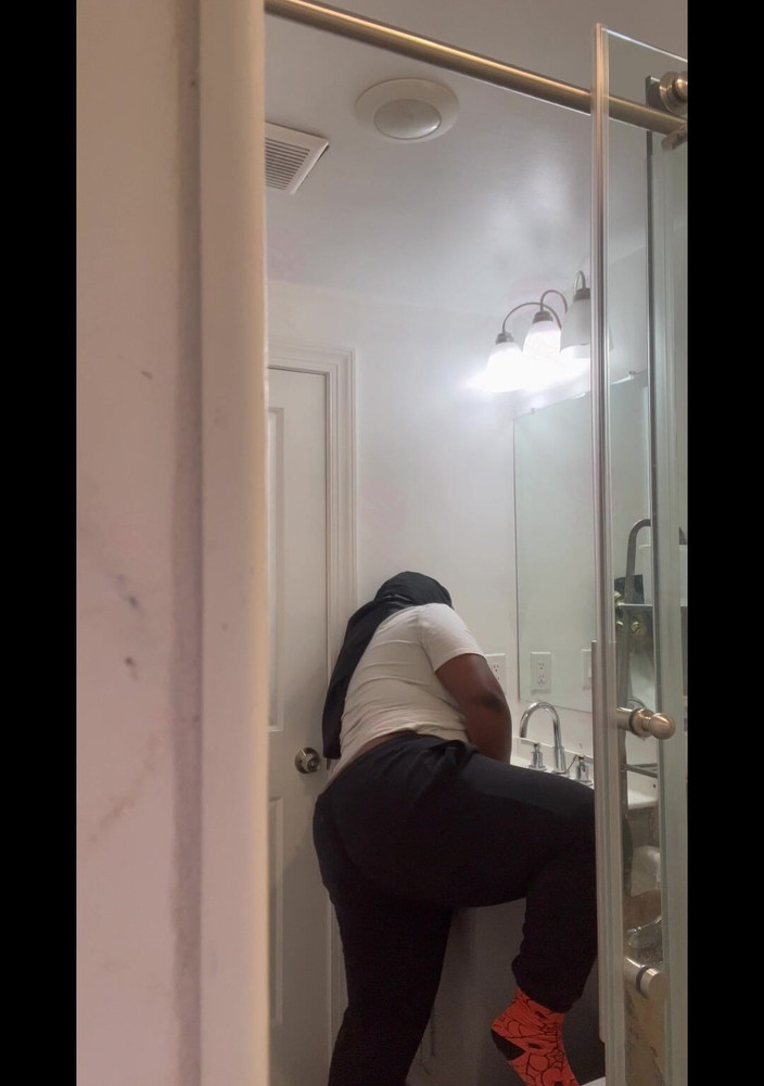 Anye Meshell: Mmmm, tito nezbední muži mě sledují na videohovoru