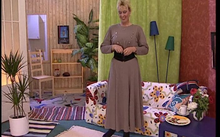 YOUR FIRST PORN: Ulla pendant le softclip de soins intimes