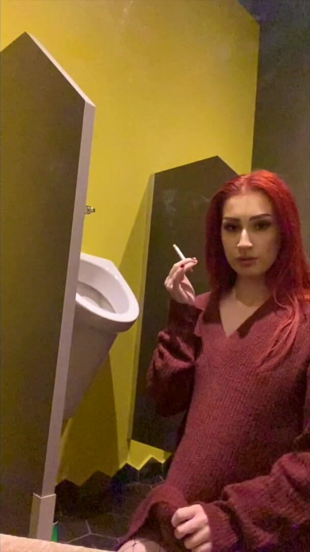 Gigi Rouge: Roken in een urinoir
