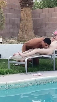 Claire gemini si cewek imut trans mungil lagi asik nyepong kontol besar di pinggir kolam renang