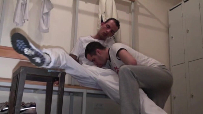 French Twinks Amator videos: Twink fodida no esporte por bad boy no vestiário