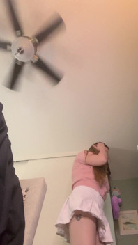 짧은 시오후키의 Giantessin은 옷을 벗게 됩니다.