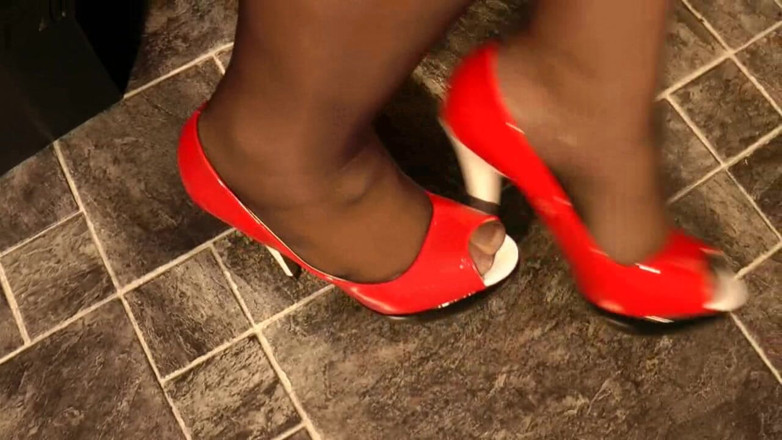 Anna Devot: Annadevot - Vermelho - Branco - Preto e 14 centímetros;-)