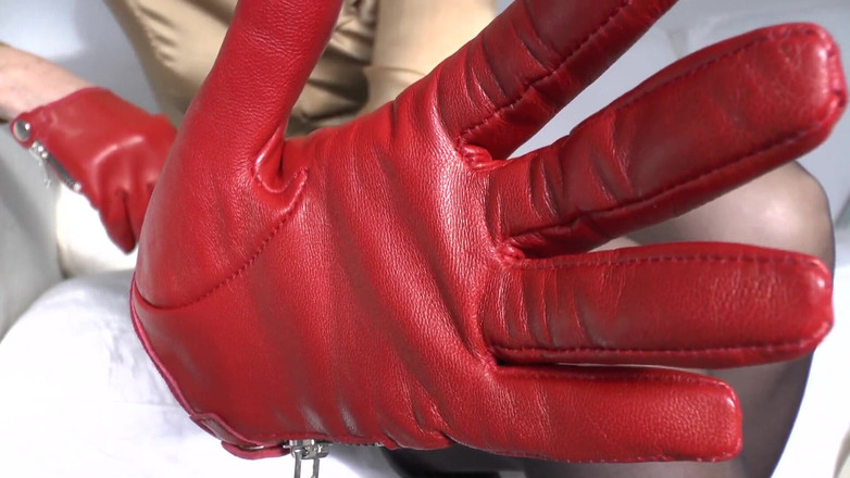 Lady Victoria Valente: Menghidu sengit pada sarung tangan kulit merah saya, Lady Victoria...