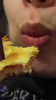 Giantess pizza yemeği vahşi bir dönüş yapıyor minik adam topping oluyor