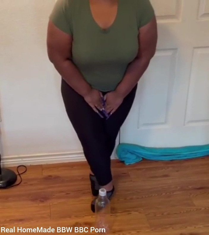 Super sexy ebony cuties: Kencing di dalam botol sambil minum kencingku