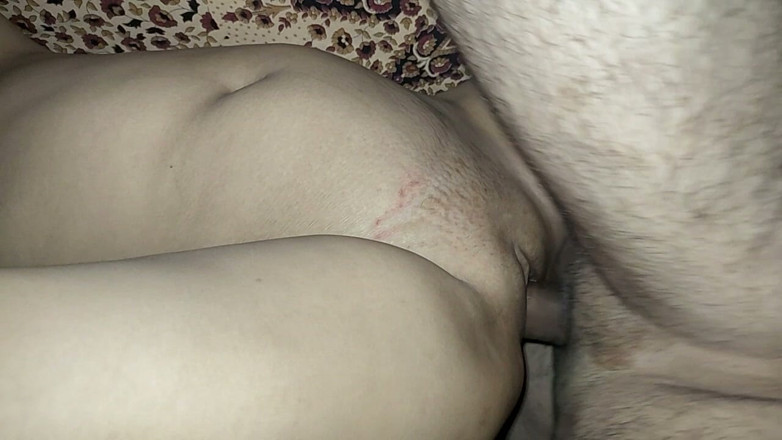 Rakshit Radhika: Hintli üniversiteli kız üniversiteden eve geldikten sonra üvey erkek kardeşi tarafından sikiliyor, video...