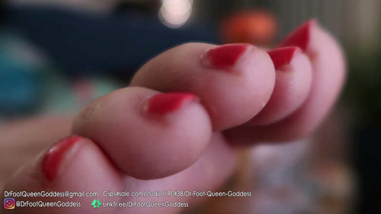 Dr. Foot Queen Goddess: Відвертий журнальний столик, згинання підошви та дрочка пальцями, частина 6