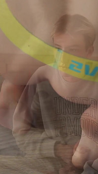 Dvě sladká Twinks svedla studentku s velkým ptákem do sexu